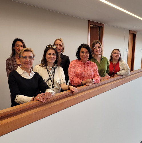 Eine Gruppe von Frauen steht an einem Geländer