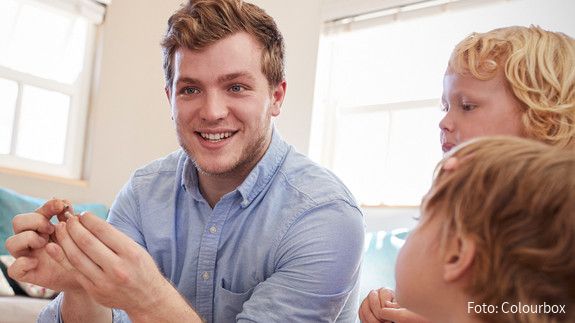 Erzieher mit Kindern in Kindertagesstätte