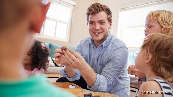 Erzieher mit Kindern in Kindertagesstätte