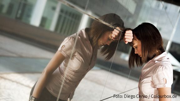 Traurige Frau in Arbeitswelt (Symbolbild)