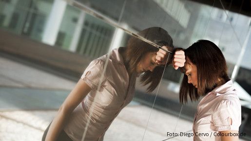 Traurige Frau in Arbeitswelt (Symbolbild) Traurige Frau in Arbeitswelt (Symbolbild)