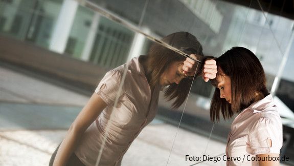 Traurige Frau in Arbeitswelt (Symbolbild) Traurige Frau in Arbeitswelt (Symbolbild)