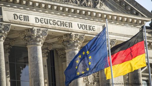 Flaggen wehen vor dem Reichstagsgebäude in Berlin