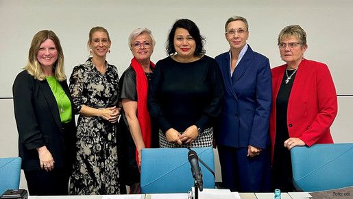 Das Gruppenfoto zeigt die Geschäftsführung der dbb frauen: Synnöve Nüchter, Tanja Küsgens, Sabine Schuhmann, Milanie Kreutz, Michaela Neersen und Elke Janßen.