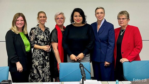 Das Gruppenfoto zeigt die Geschäftsführung der dbb frauen: Synnöve Nüchter, Tanja Küsgens, Sabine Schuhmann, Milanie Kreutz, Michaela Neersen und Elke Janßen.