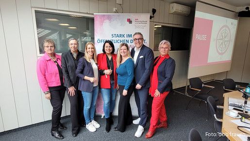 Die Geschäftsführung der dbb bundesfrauenvertretung steht mit dbb Vize Andreas hemsing vor einem Banner der dbb frauen