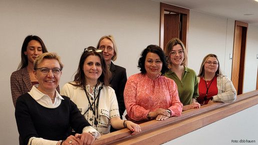 Eine Gruppe von Frauen steht an einem Geländer