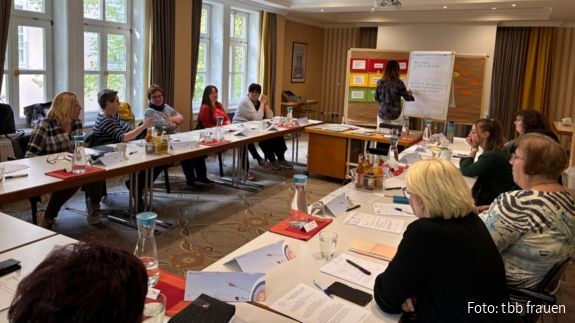 Eindrücke vom tbb Frauenseminar in Gotha Eine Gruppe Frauen sitzt in einem Seminarraum im Tischkreis